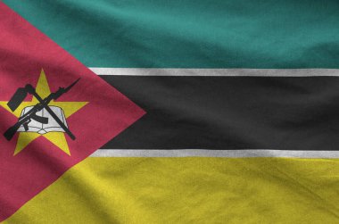 Mozambik bayrağı, eski kumaşın katlanmış dalgalı kumaşında tasvir edilmiştir.