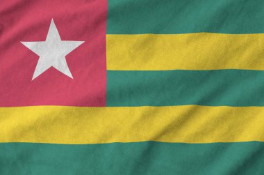 Togo bayrağı katlanmış eski kumaşların dalgalı kumaşında tasvir edilir.
