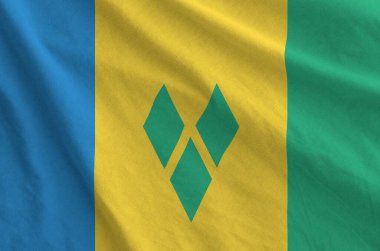 Aziz Vincent ve Grenadines bayrağı eski kumaşın katlanmış dalgalı kumaşında resmedilmiş.