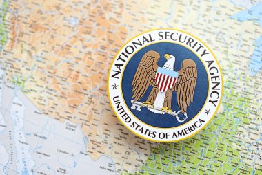 KYIV, UKRAINE - 26 Haziran 2024 Amerika Birleşik Devletleri Ulusal Güvenlik Teşkilatı Arması Amerika Birleşik Devletleri kağıt haritasında