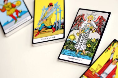 KYIV, UKRAINE - 10 Temmuz 2024 Tarot minor ve Rider Waite esoteric deck 'in büyük arcana kartları. Falcılık ve esrarengiz eylemler için birçok tarot kartı kapanır