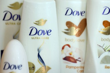 KYIV, UKRAINE - 10 Temmuz 2024 Dove güzellik ve sağlık ürünleri kapanıyor. 1955 'te İngiliz pazarına giren güvercin, kişisel bakım markasıdır.