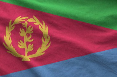 Eritre bayrağı eski kumaşın katlanmış dalgalı kumaşında tasvir edilmiştir.