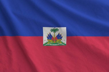 Eski kumaşın kıvrımlı kumaşında Haiti bayrağı tasvir edilmiştir.