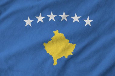 Eski kumaşların katlanmış dalgalı kumaşında Kosova bayrağı tasvir edildi