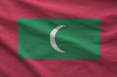 Eski kumaşların kıvrımlı kumaşında Maldivler bayrağı tasvir edilmiştir.