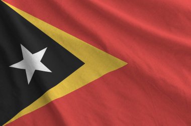 Timor Leste bayrağı eski kumaşın katlanmış dalgalı kumaşında tasvir edilmiştir.