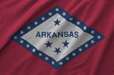 Arkansas bayrağı eski kumaştan katlanmış dalgalı kumaş üzerinde tasvir edilmiştir.