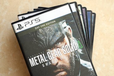 KYIV, UKRAINE - 26 Haziran 2024 Metal Gear Solid Delta Yılan Yiyen PS5 video oyun konsol oyun kutusu. Popüler video oyunu diski kapat