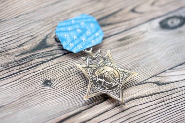 KYIV, UKRAINE - 10 Temmuz 2024 ABD Donanma Onur Madalyası. Kurdeleli ve rozetli en yüksek Birleşik Devletler askeri madalyası. El yapımı kağıt tiyatro dekorları yakın plan.