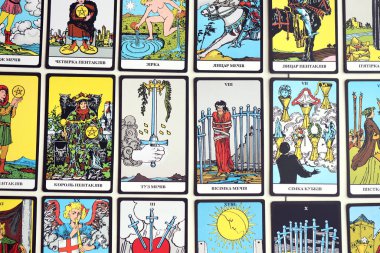 KYIV, UKRAINE - 10 Temmuz 2024 Tarot minor ve Rider Waite esoteric deck 'in büyük arcana kartları. Falcılık ve esrarengiz eylemler için birçok tarot kartı kapanır