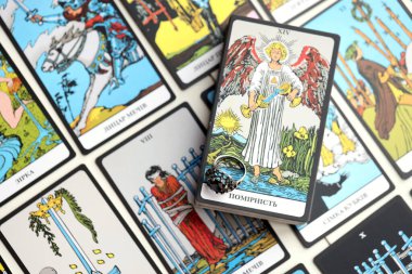 KYIV, UKRAINE - 10 Temmuz 2024 Tarot minör ve Rider Waite esrarengiz güverte büyük arcana kartları ve siyah elmas mücevherli gümüş yüzük. Falcılık ve cadı halkası için bir sürü tarot kartı.