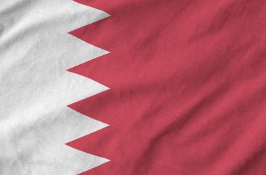 Eski kumaşların kıvrımlı kumaşında Bahreyn bayrağı tasvir edilmiştir.