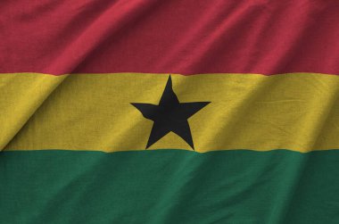 Gana bayrağı eski kumaşın katlanmış dalgalı kumaşında tasvir edilmiştir.