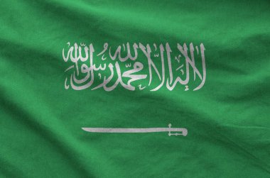 Suudi Arabistan bayrağı eski kumaşların katlanmış dalgalı kumaşında tasvir edilmiştir.
