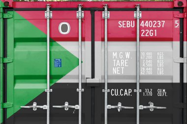 Limanın dışındaki kargo konteynırının metal kapılarında Sudan bayrağı tasvir edildi.