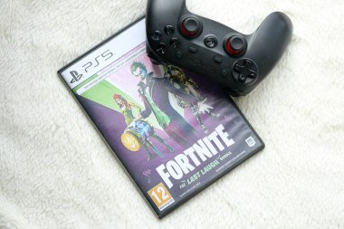 KYIV, UKRAINE - 26 Haziran 2024 Fortnite Son Gülme paketi PS5 video oyun diski konsol oyunu için. Popüler video oyunu diski kapat