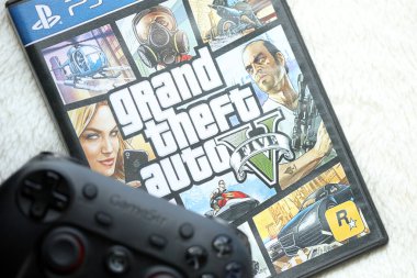 KYIV, UKRAINE - 26 Haziran 2024 Grand Theft Auto 5 PS4 video oyun diski konsol oyun kutusu. Popüler video oyunu diski kapat