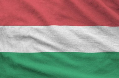 Macaristan bayrağı eski kumaştan katlanmış dalgalı kumaş üzerinde tasvir edilmiştir.