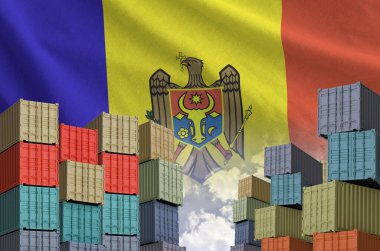 Moldova bayrağı ve yükleme konteynırları rıhtımlarda gökyüzü arkaplan yakın