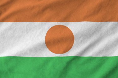 Eski kumaşın kıvrımlı kumaşında Nijer bayrağı tasvir edilmiştir.