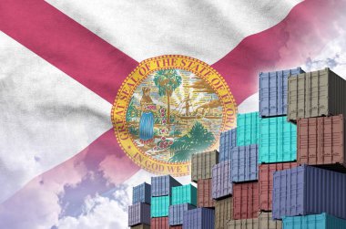 Florida eyalet bayrağı ve rıhtımlarda arka planda yakın planda büyük bir kargo konteynırı yığını