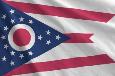 Ohio Amerikan bayrağı eski kumaştan katlanmış dalgalı kumaş üzerine çizilmiş.