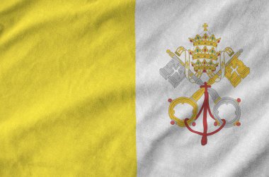 Vatikan Şehir Devleti bayrağı eski kumaştan katlanmış dalgalı kumaş üzerinde tasvir edilmiştir.