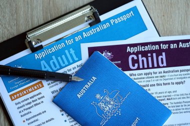 KYIV, UKRAINE - 10 Temmuz 2024 Yetişkin ve Çocuk boş formları için Avustralya pasaportu başvurusu. Dışişleri ve Ticaret Bakanlığı