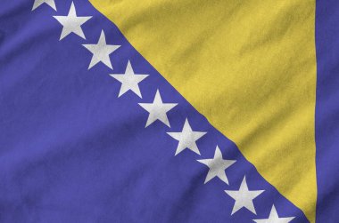 Bosna-Hersek bayrağı eski kumaşların katlanmış dalgalı kumaşına çizildi