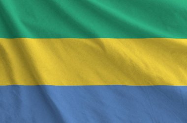 Gabon bayrağı eski kumaşın katlanmış dalgalı kumaşında tasvir edilmiştir.