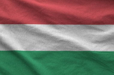 Macaristan bayrağı eski kumaştan katlanmış dalgalı kumaş üzerinde tasvir edilmiştir.