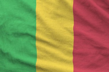 Eski kumaşın katlanmış dalgalı kumaşında Mali bayrağı tasvir edilmiştir.