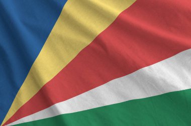 Seyşeller bayrağı eski kumaşın katlanmış dalgalı kumaşında tasvir edilmiştir.