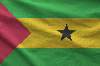 Sao Tome ve Principe bayrağı eski kumaşın katlanmış dalgalı kumaşında resmedilmiş.