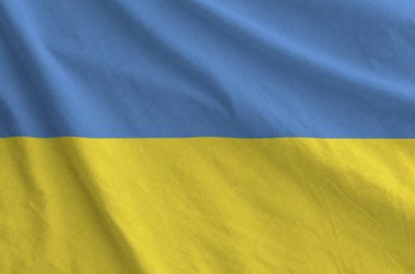 Ukrayna bayrağı eski kumaşların kıvrımlı kumaşında tasvir edilmiştir.