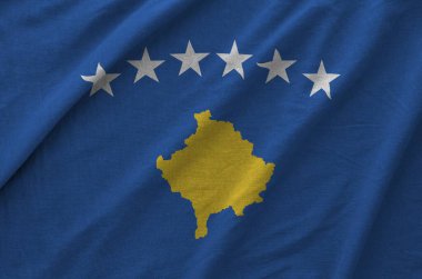 Eski kumaşların katlanmış dalgalı kumaşında Kosova bayrağı tasvir edildi