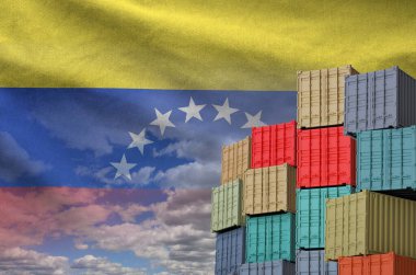 Venezuela bayrağı ve yükleme konteynırları rıhtımlarda gökyüzü arkaplanı yakın.