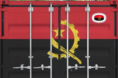 Angola bayrağı, rıhtım bölgesindeki kargo konteynırının metal kapılarında resmedilmiş.