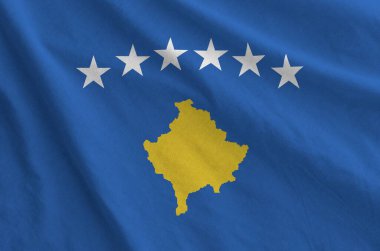 Eski kumaşların katlanmış dalgalı kumaşında Kosova bayrağı tasvir edildi