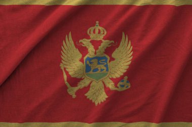 Karadağ bayrağı, eski kumaşların katlanmış dalgalı kumaşına yakın kondu