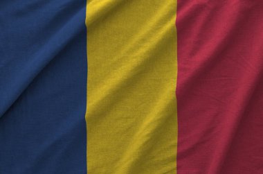 Çad bayrağı eski kumaşın katlanmış dalgalı kumaşında tasvir edilmiştir.