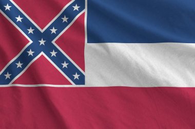 Mississippi 'nin yeni ABD bayrağı katlanmış eski kumaş dalgasıyla kaplandı.