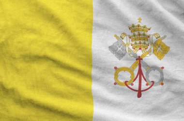 Vatikan Şehir Devleti bayrağı eski kumaştan katlanmış dalgalı kumaş üzerinde tasvir edilmiştir.