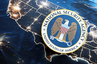 KYIV, UKRAINE - 26 Haziran 2024 Amerika Birleşik Devletleri Ulusal Güvenlik Teşkilatı Arması Amerika Birleşik Devletleri kağıt haritasında