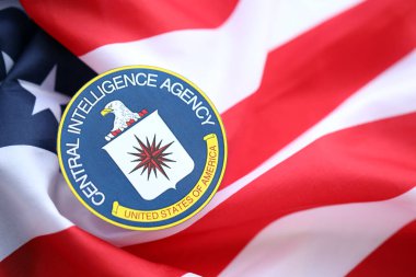 KYIV, UKRAINE - 26 Haziran 2024 Amerika Birleşik Devletleri Merkezi İstihbarat Teşkilatı arması katlanmış ABD bayrağına yapıştırıldı