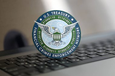 KYIV, UKRAINE - 26 Haziran 2024 ABD Hazine Bakanlığı Mali Suçlar Uygulama Ağı Gümüş dizüstü bilgisayar üzerindeki silah etiketi