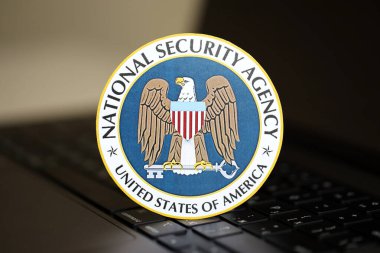 KYIV, UKRAINE - 26 Haziran 2024 Amerika Birleşik Devletleri Ulusal Güvenlik Teşkilatı gümüş dizüstü bilgisayarda arma etiketi