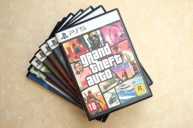 KYIV, UKRAINE - 26 Haziran 2024 Grand Theft Auto 6 PS5 video oyun diski konsol oyun kutusu. Hayali hayran yapımı video oyunu disk paketi kapağı kapat