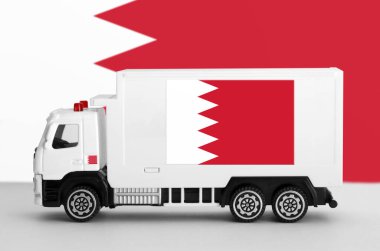Beyaz minibüsün yan duvarında Bahreyn bayrağı tasvir edilmiş. Nakliye ve yerel teslimat kavramı